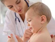 doctora revisando a bebé